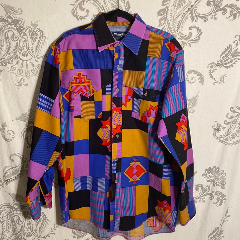 VTG WRANGLER Western Cowboy
Cut‎ Aztec Shirt Size 17-35 XL Tails.
MADE IN USA